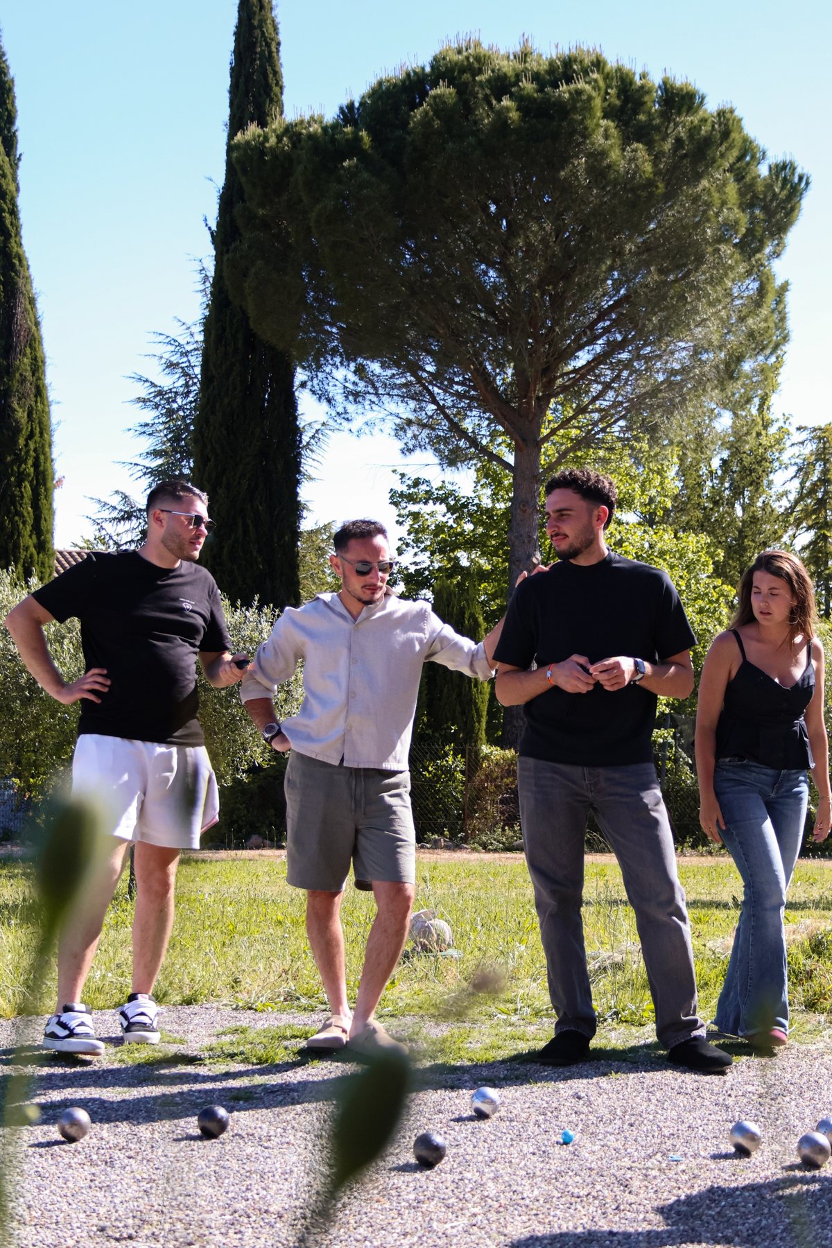 Amis réunis autour du terrain de pétanque