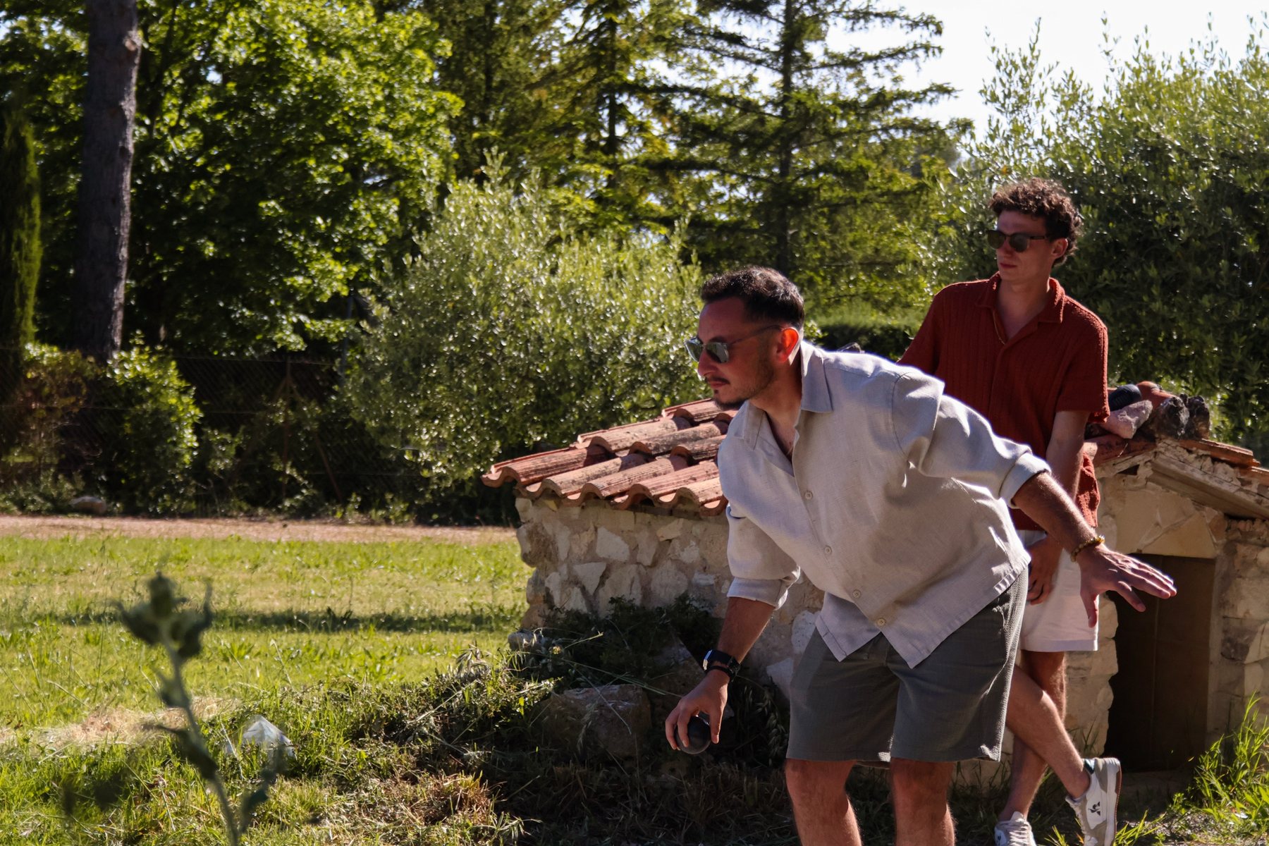 Partie de pétanque entre amis dans un jardin provençal