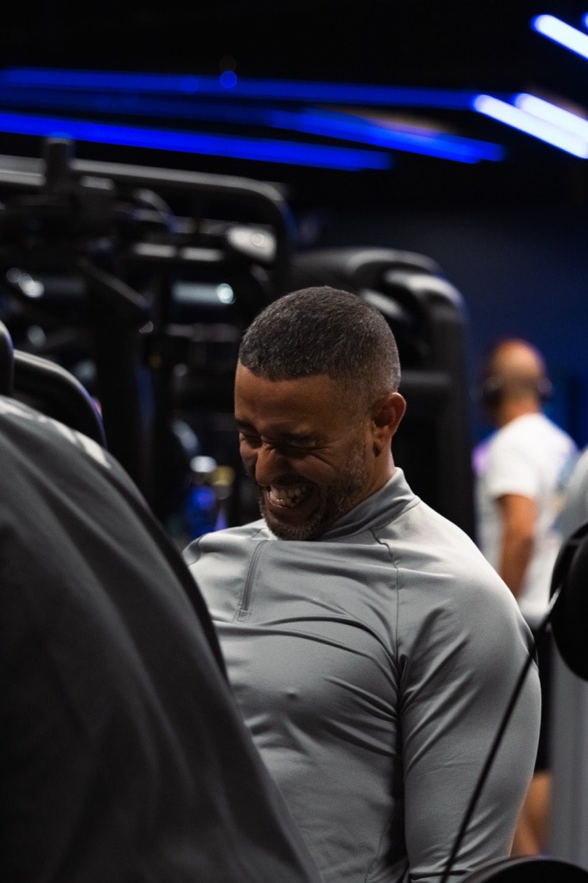 Sportif en plein effort sur une machine de musculation