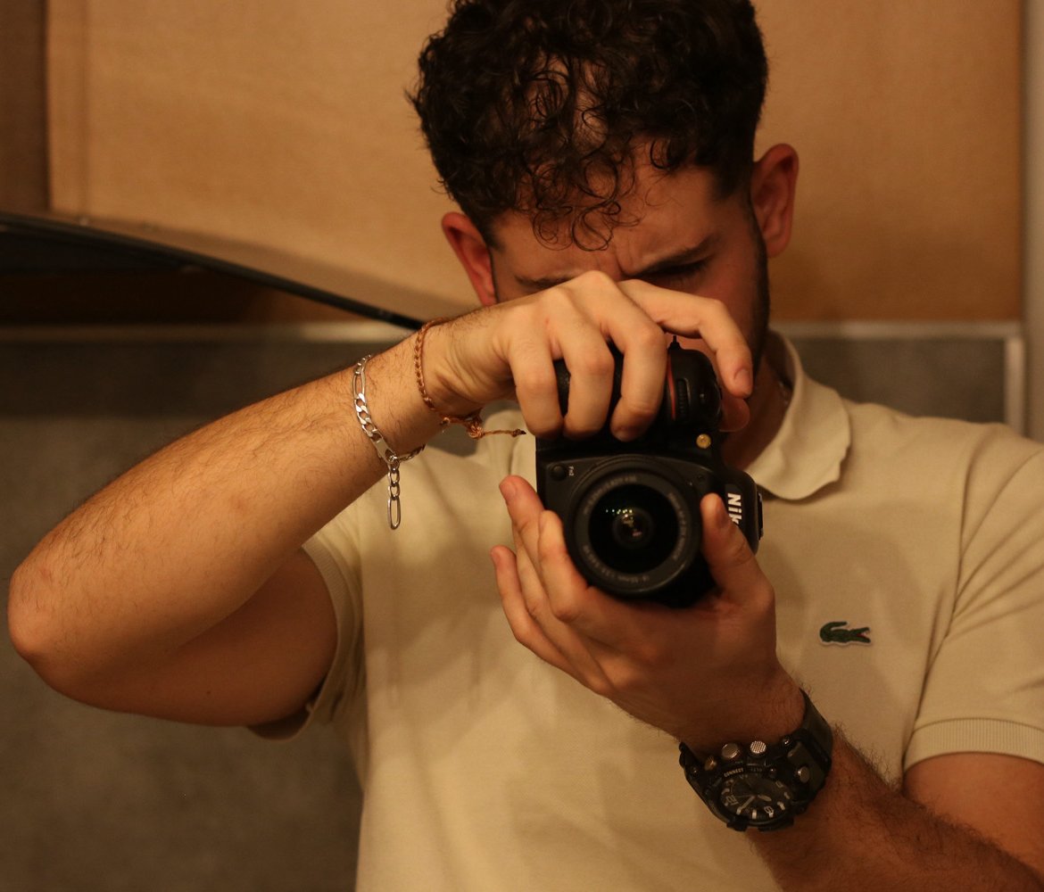 Jayson Bernardet, appareil photo en main, pendant une séance