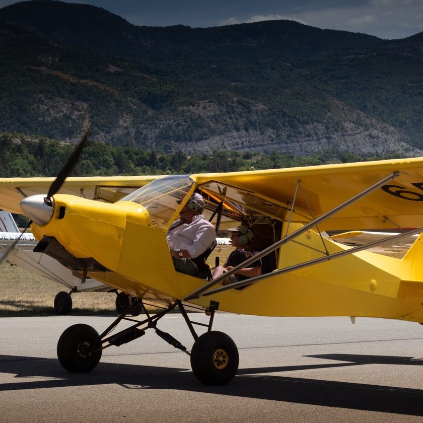 Avion jaune devant les montagnes