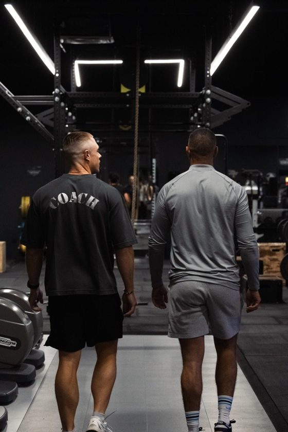 Coach et sportif dans une salle