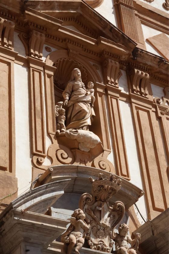 Statue ornant une façade historique